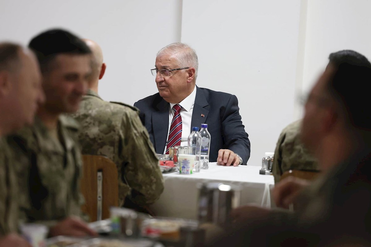 Millî Savunma Bakanı Yaşar Güler, Mehmetçiklerle Akşam Yemeği Yedi