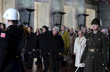 Sayın Demet Güler ve Beraberindeki Heyet, Kadınlar Günü Dolayısıyla Anıtkabir’i Ziyaret Etti