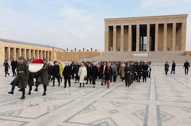 Sayın Demet Güler ve Beraberindeki Heyet, Kadınlar Günü Dolayısıyla Anıtkabir’i Ziyaret Etti