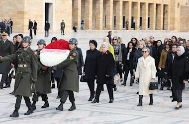 Sayın Demet Güler ve Beraberindeki Heyet, Kadınlar Günü Dolayısıyla Anıtkabir’i Ziyaret Etti