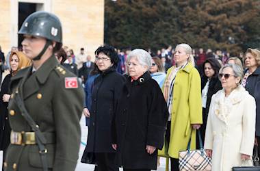 Sayın Demet Güler ve Beraberindeki Heyet, Kadınlar Günü Dolayısıyla Anıtkabir’i Ziyaret Etti