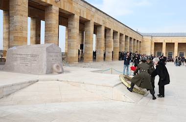 Sayın Demet Güler ve Beraberindeki Heyet, Kadınlar Günü Dolayısıyla Anıtkabir’i Ziyaret Etti