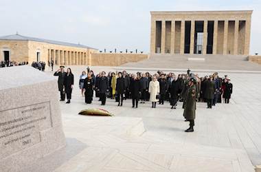 Sayın Demet Güler ve Beraberindeki Heyet, Kadınlar Günü Dolayısıyla Anıtkabir’i Ziyaret Etti