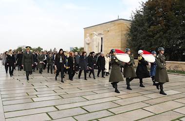 Sayın Demet Güler ve Beraberindeki Heyet, Kadınlar Günü Dolayısıyla Anıtkabir’i Ziyaret Etti