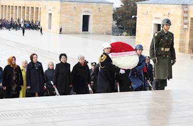 Sayın Demet Güler ve Beraberindeki Heyet, Kadınlar Günü Dolayısıyla Anıtkabir’i Ziyaret Etti