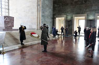 Sayın Demet Güler ve Beraberindeki Heyet, Kadınlar Günü Dolayısıyla Anıtkabir’i Ziyaret Etti