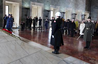 Sayın Demet Güler ve Beraberindeki Heyet, Kadınlar Günü Dolayısıyla Anıtkabir’i Ziyaret Etti