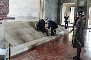 Sayın Demet Güler ve Beraberindeki Heyet, Kadınlar Günü Dolayısıyla Anıtkabir’i Ziyaret Etti