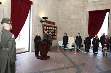 Sayın Demet Güler ve Beraberindeki Heyet, Kadınlar Günü Dolayısıyla Anıtkabir’i Ziyaret Etti