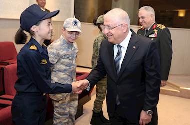 Millî Savunma Bakanı Yaşar Güler, TRT Çocuk Korosu ile Millî Savunma Bakanlığında Bir Araya Geldi