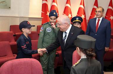 Millî Savunma Bakanı Yaşar Güler, TRT Çocuk Korosu ile Millî Savunma Bakanlığında Bir Araya Geldi