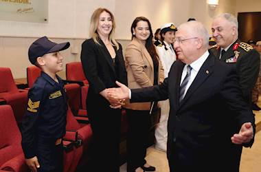 Millî Savunma Bakanı Yaşar Güler, TRT Çocuk Korosu ile Millî Savunma Bakanlığında Bir Araya Geldi