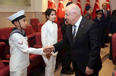Millî Savunma Bakanı Yaşar Güler, TRT Çocuk Korosu ile Millî Savunma Bakanlığında Bir Araya Geldi