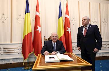 Millî Savunma Bakanı Yaşar Güler ve Romanya Savunma Bakanı Angel Tilvar, Bükreş Türk Şehitliğini Ziyaret Etti