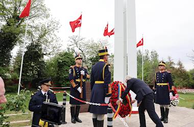 Millî Savunma Bakanı Yaşar Güler ve Romanya Savunma Bakanı Angel Tilvar, Bükreş Türk Şehitliğini Ziyaret Etti