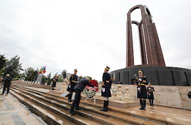 Millî Savunma Bakanı Yaşar Güler ve Romanya Savunma Bakanı Angel Tilvar, Bükreş Türk Şehitliğini Ziyaret Etti