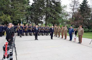 Millî Savunma Bakanı Yaşar Güler ve Romanya Savunma Bakanı Angel Tilvar, Bükreş Türk Şehitliğini Ziyaret Etti