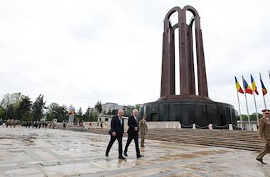 Millî Savunma Bakanı Yaşar Güler ve Romanya Savunma Bakanı Angel Tilvar, Bükreş Türk Şehitliğini Ziyaret Etti