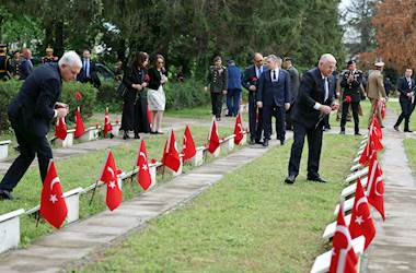 Millî Savunma Bakanı Yaşar Güler ve Romanya Savunma Bakanı Angel Tilvar, Bükreş Türk Şehitliğini Ziyaret Etti