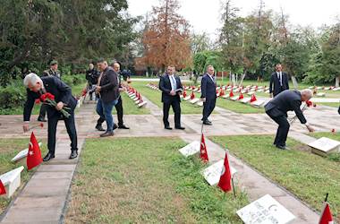 Millî Savunma Bakanı Yaşar Güler ve Romanya Savunma Bakanı Angel Tilvar, Bükreş Türk Şehitliğini Ziyaret Etti