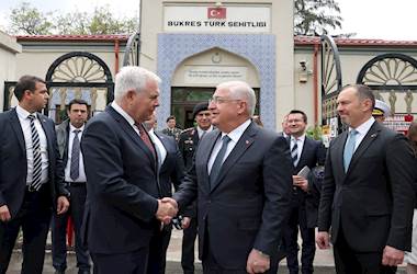 Millî Savunma Bakanı Yaşar Güler ve Romanya Savunma Bakanı Angel Tilvar, Bükreş Türk Şehitliğini Ziyaret Etti