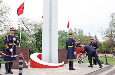 Millî Savunma Bakanı Yaşar Güler ve Romanya Savunma Bakanı Angel Tilvar, Bükreş Türk Şehitliğini Ziyaret Etti