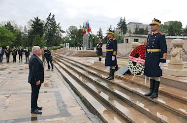 Millî Savunma Bakanı Yaşar Güler ve Romanya Savunma Bakanı Angel Tilvar, Bükreş Türk Şehitliğini Ziyaret Etti