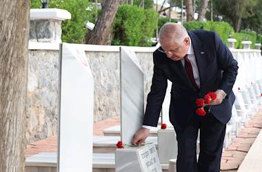 Millî Savunma Bakanı Yaşar Güler, Kıbrıs Güvenlik Kuvvetleri Komutanlığında İnceleme ve Denetlemelerde Bulundu