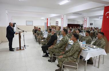 Millî Savunma Bakanı Yaşar Güler, KKTC’de Mehmetçiklerle Akşam Yemeği Yedi