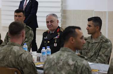 Millî Savunma Bakanı Yaşar Güler, KKTC’de Mehmetçiklerle Akşam Yemeği Yedi