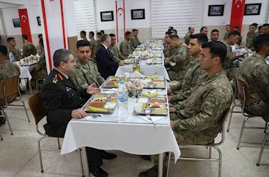 Millî Savunma Bakanı Yaşar Güler, KKTC’de Mehmetçiklerle Akşam Yemeği Yedi