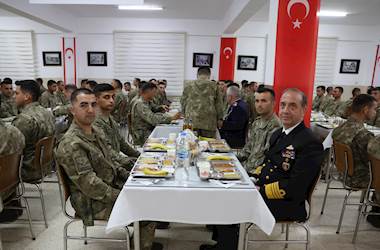 Millî Savunma Bakanı Yaşar Güler, KKTC’de Mehmetçiklerle Akşam Yemeği Yedi