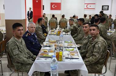 Millî Savunma Bakanı Yaşar Güler, KKTC’de Mehmetçiklerle Akşam Yemeği Yedi