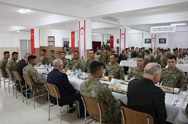 Millî Savunma Bakanı Yaşar Güler, KKTC’de Mehmetçiklerle Akşam Yemeği Yedi