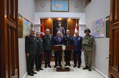 Millî Savunma Bakanı Yaşar Güler, KKTC’de Mehmetçiklerle Akşam Yemeği Yedi
