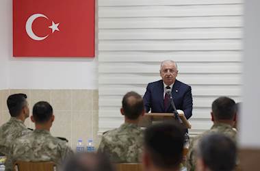 Millî Savunma Bakanı Yaşar Güler, KKTC’de Mehmetçiklerle Akşam Yemeği Yedi