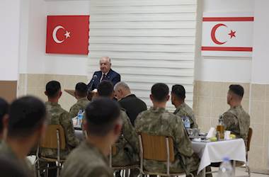 Millî Savunma Bakanı Yaşar Güler, KKTC’de Mehmetçiklerle Akşam Yemeği Yedi