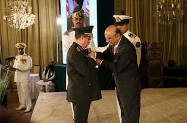 Kara Kuvvetleri Komutanı Orgeneral Selçuk Bayraktaroğlu'na Törenle "Pakistan İmtiyaz Nişanı" Tevdi Edildi