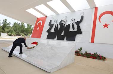 Millî Savunma Bakanı Yaşar Güler KKTC’de Dr. Fazıl Küçük'ün ve Rauf Denktaş'ın Kabirlerini Ziyaret Etti