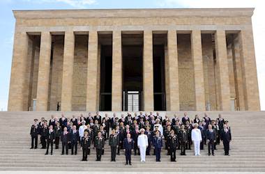 Millî Savunma Bakanı Yaşar Güler, OYAK Genel Kurulu Öncesinde Anıtkabir’i Ziyaret Etti