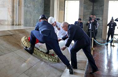Millî Savunma Bakanı Yaşar Güler, OYAK Genel Kurulu Öncesinde Anıtkabir’i Ziyaret Etti
