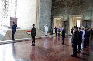 Millî Savunma Bakanı Yaşar Güler, OYAK Genel Kurulu Öncesinde Anıtkabir’i Ziyaret Etti