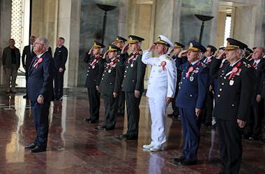 Millî Savunma Bakanı Yaşar Güler, OYAK Genel Kurulu Öncesinde Anıtkabir’i Ziyaret Etti