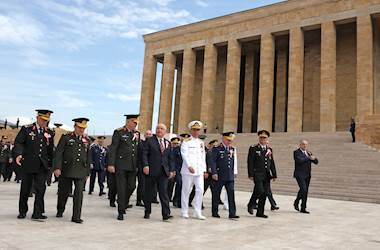 Millî Savunma Bakanı Yaşar Güler, OYAK Genel Kurulu Öncesinde Anıtkabir’i Ziyaret Etti
