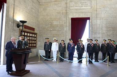 Millî Savunma Bakanı Yaşar Güler, OYAK Genel Kurulu Öncesinde Anıtkabir’i Ziyaret Etti