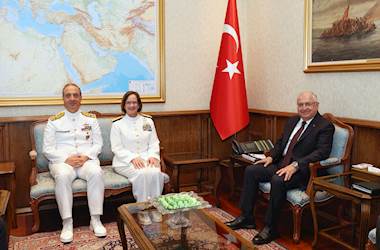 Millî Savunma Bakanı Yaşar Güler, ABD Deniz Kuvvetleri Komutanı Oramiral Lisa Franchetti’yi Kabul Etti