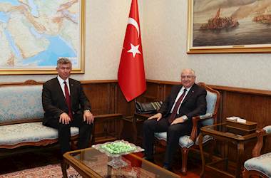 Millî Savunma Bakanı Yaşar Güler, Türkiye'nin Lefkoşa Büyükelçisi Metin Feyzioğlu'nu Kabul Etti