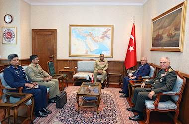 Millî Savunma Bakanı Yaşar Güler, Pakistan Genelkurmay Başkanı Orgeneral Sahir Shamshad Mirza'yı Kabul Etti