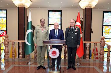 Millî Savunma Bakanı Yaşar Güler, Pakistan Genelkurmay Başkanı Orgeneral Sahir Shamshad Mirza'yı Kabul Etti