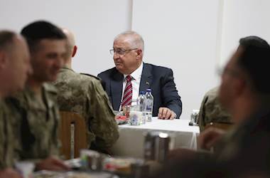 Millî Savunma Bakanı Yaşar Güler, Mehmetçiklerle Akşam Yemeği Yedi